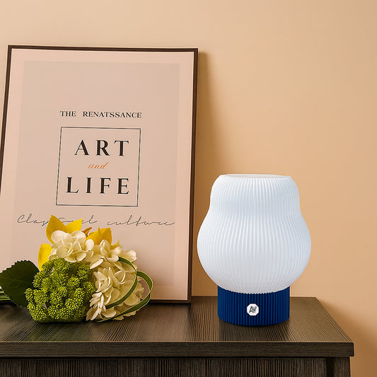 Lampe design AubeVolume Cloud L Bleu Foncé – pied en plastique recyclé – objet lumineux et responsable.