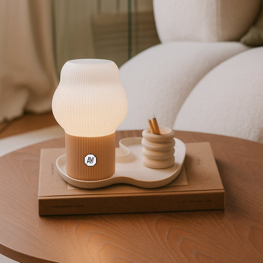 Lampe design CLOUD S avec pied latte brun clair et dôme blanc – fabrication responsable AubeVolume