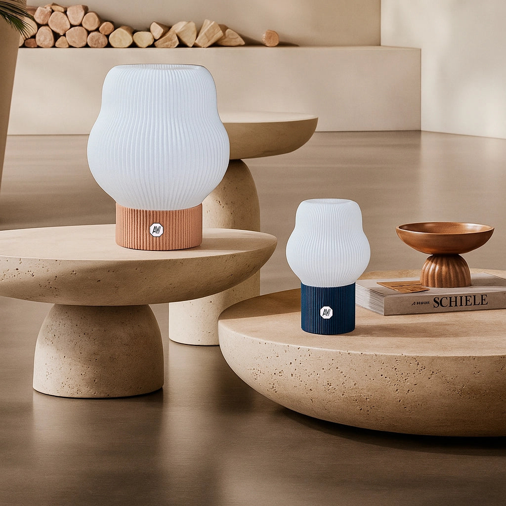 Lampe design AubeVolume en plastique recyclé – modèles Blanc avec pied Brun Latte et Bleu Foncé – design contemporain, écoresponsable, fabriqué en France.