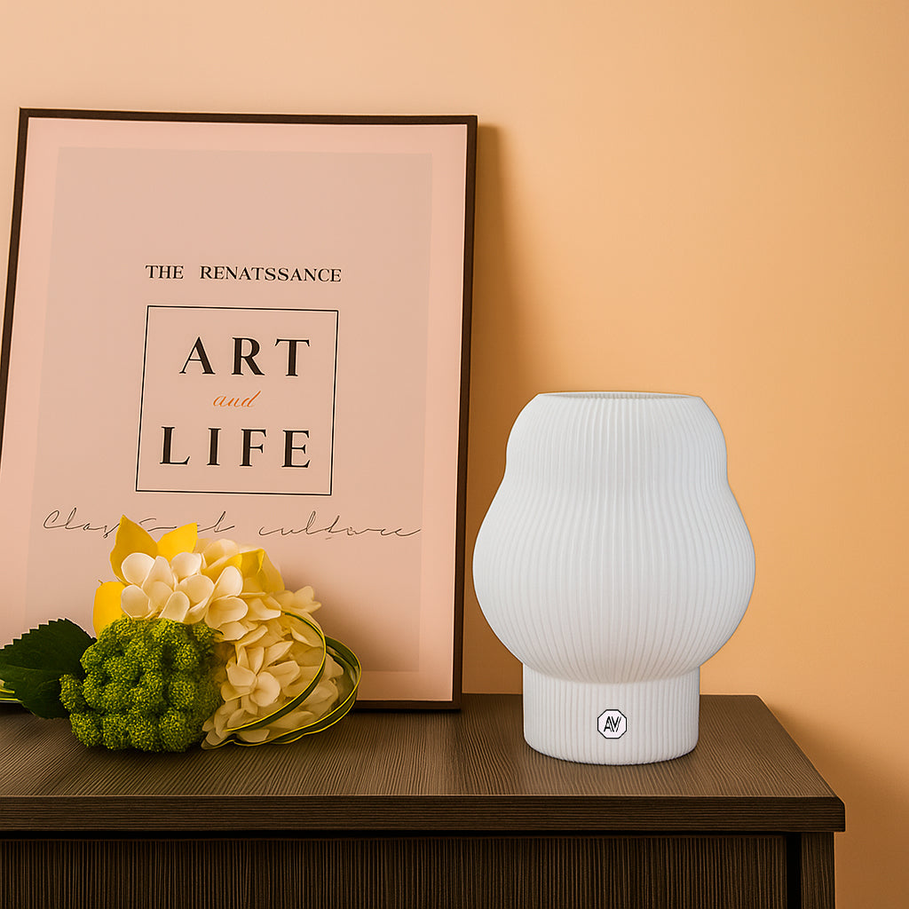 Lampe design AubeVolume Cloud L avec pied Blanc – fabriquée en plastique recyclé – style épuré pour intérieur contemporain.
