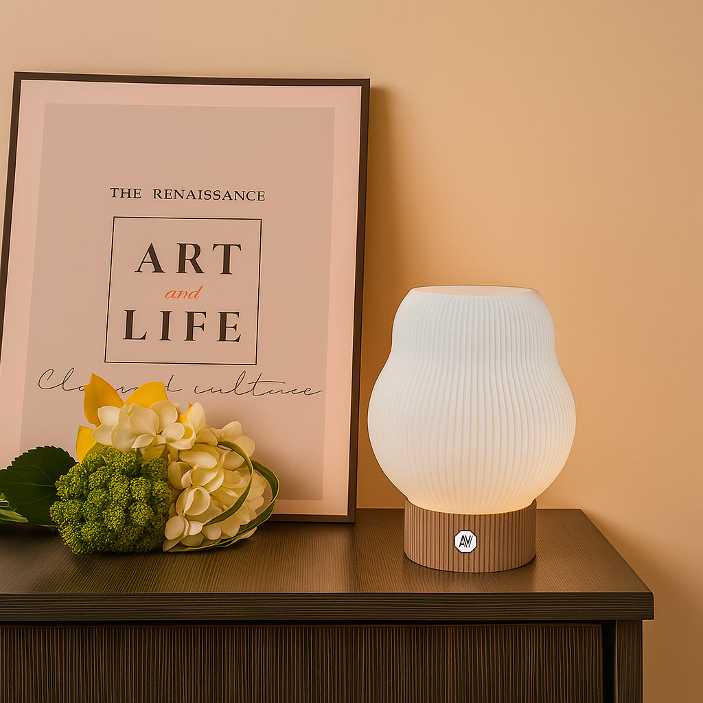 Lampe design AubeVolume Cloud L Brun Latte allumée – luminaire durable en plastique recyclé – atmosphère chaleureuse.