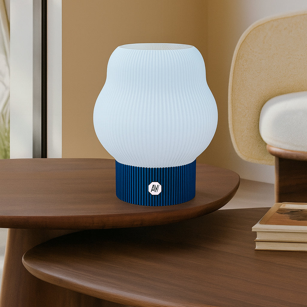 Lampe design AubeVolume Cloud M – pied Bleu Foncé, en plastique recyclé – design durable et moderne pour décoration intérieure.