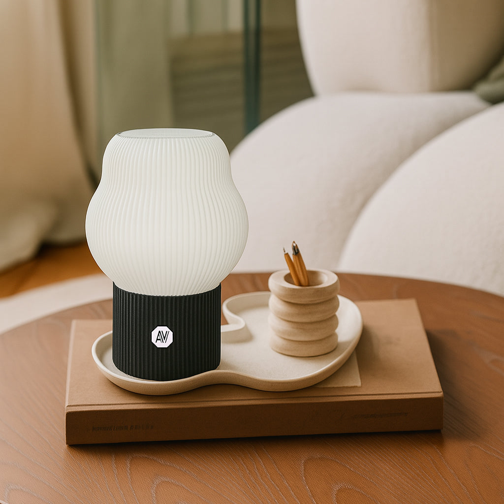 Lampe de table design CLOUD S avec abat-jour blanc et base noire – éclairage écologique signé AubeVolume